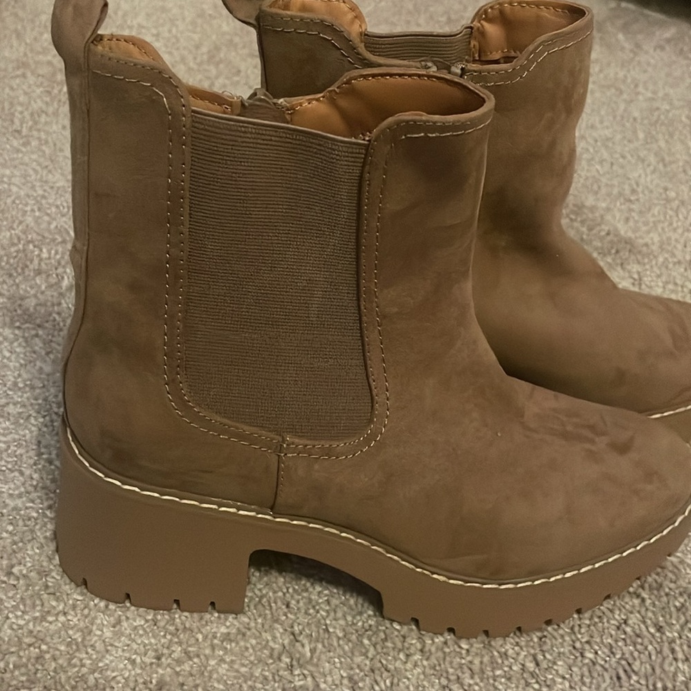 Universal thread taupe lug sole Chelsea boot  size 10 faux suede - Picture 3 of 11